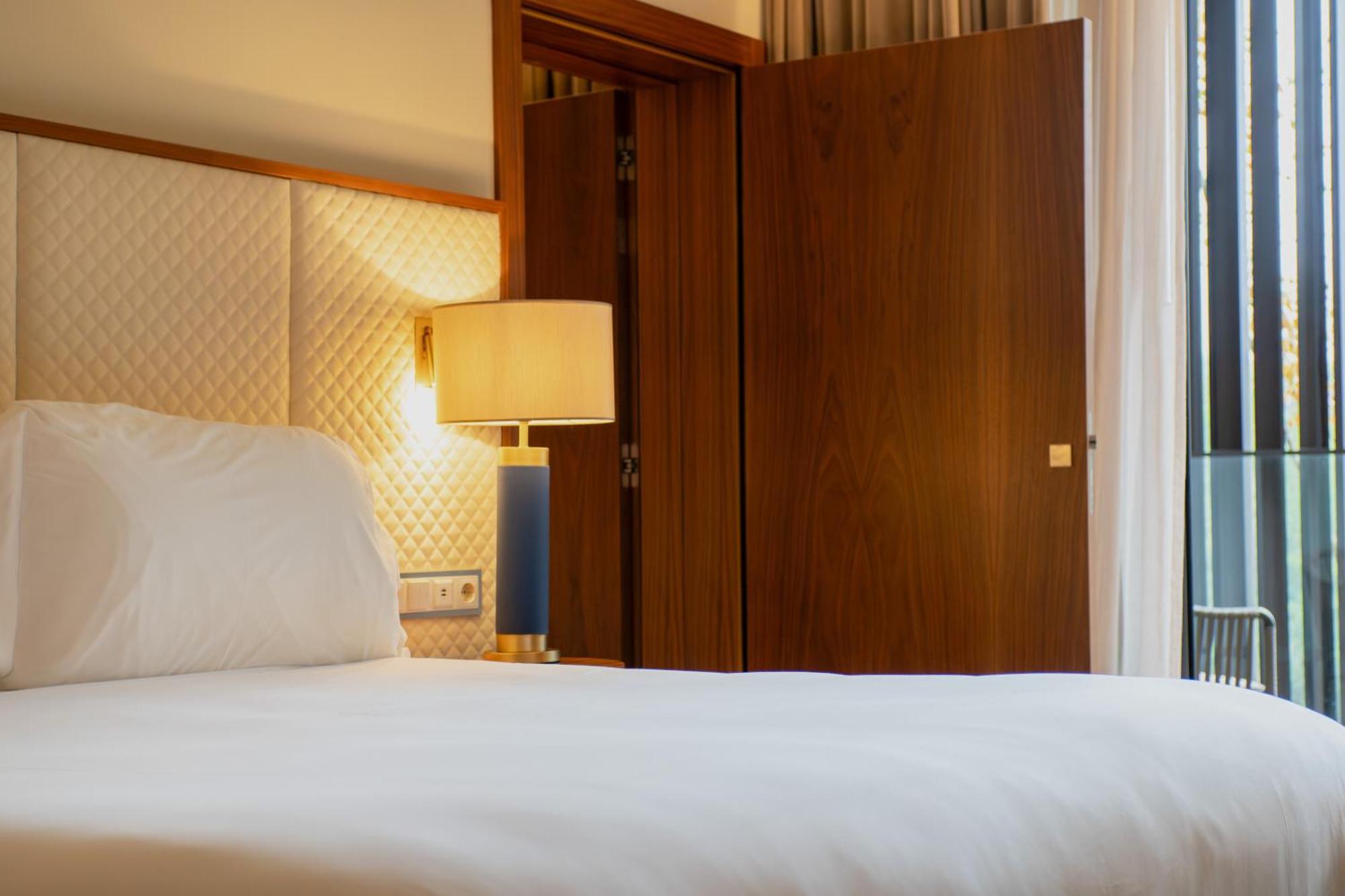 Boeira Garden Hotel Porto Gaia, Curio Collection By Hilton Vila Nova de Gaia Zewnętrze zdjęcie A bedroom at the hotel