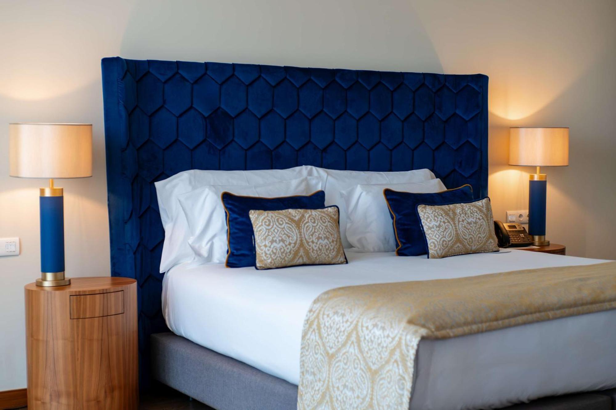 Boeira Garden Hotel Porto Gaia, Curio Collection By Hilton Vila Nova de Gaia Zewnętrze zdjęcie A bed with a blue headboard
