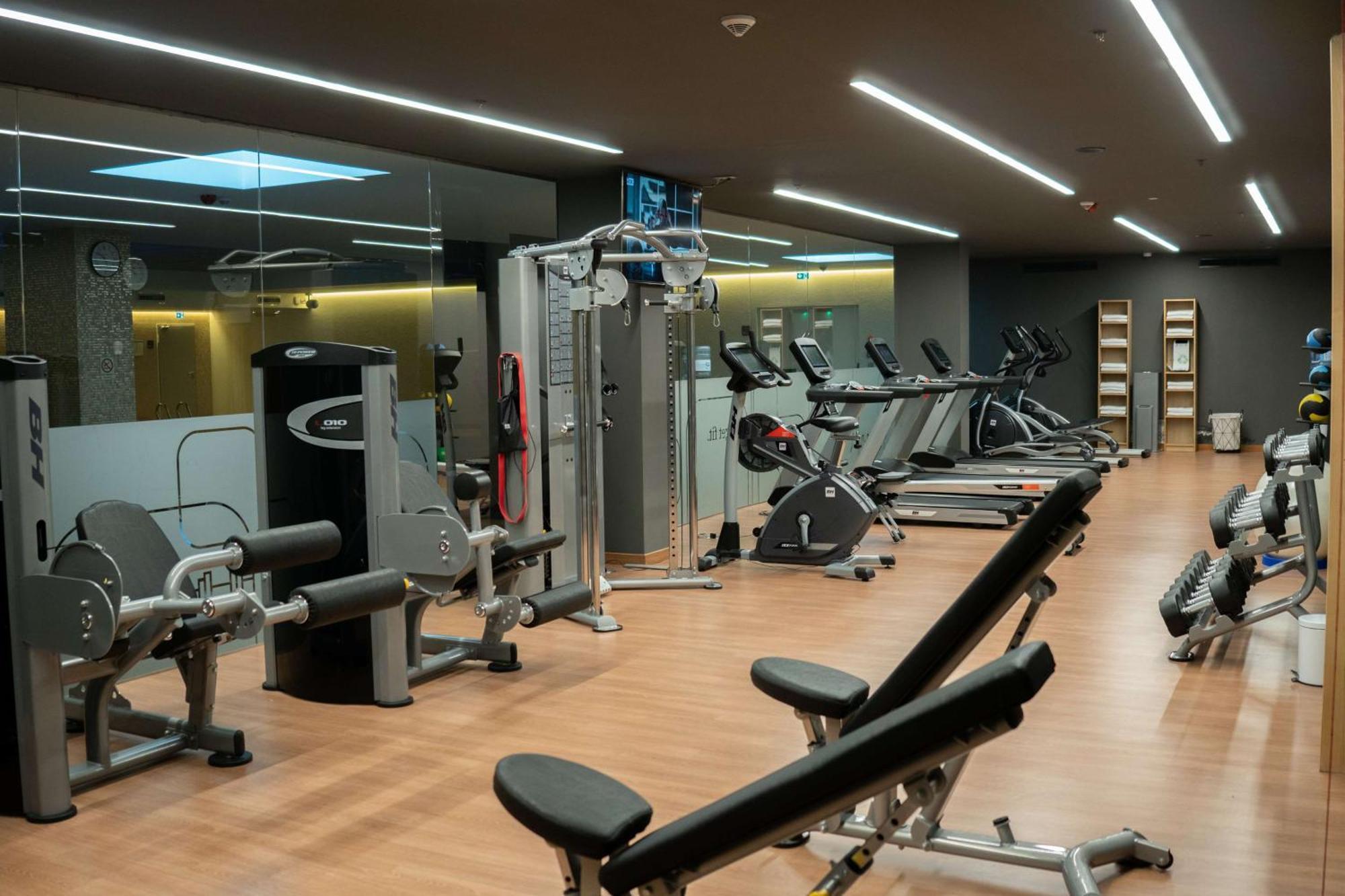 Boeira Garden Hotel Porto Gaia, Curio Collection By Hilton Vila Nova de Gaia Zewnętrze zdjęcie A gym in Madrid, Spain